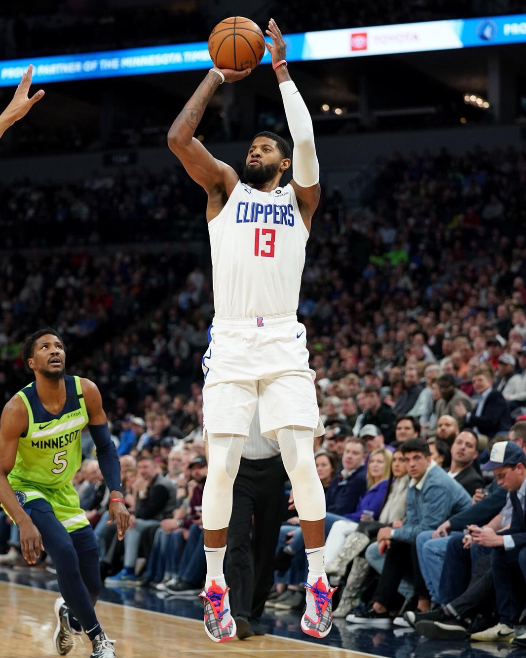 稳居榜首 巴萨战胜奥萨苏纳